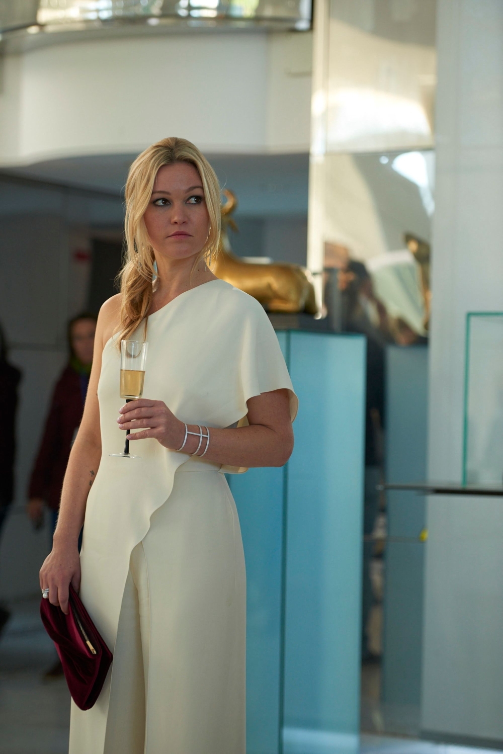 Riviera-Season-01-Stills-03.jpg